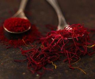 فواید شگفتانگیز زعفران برای پوست و مو+ راهنمای کامل ماسکها و روشنکنندگی